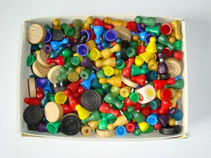 Spielzeug - Schachtel mit Mühle-Steine und verschiedene Spielerfiguren - Bild 1 von 1