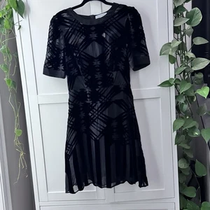 CHARLIE JADE schwarzes Samtgefühl transparentes Oberteil Kurzarm geometrisches Kleid Größe XS - Bild 1 von 15