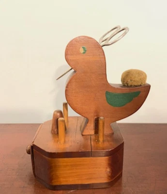 Carrito de coser pato de madera vintage años 1940-50 de Claire W. Sanford de Morrow, Ohio Foto 1 de 4