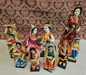 Konvolut 9 verschiedene HINDU Hindi INDIANER traditionelle Kleidung Indien Puppen Sammlung - Bild 1 von 11