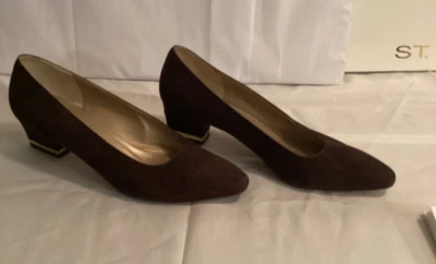 ZAPATOS DE GAMUZA MARRÓN TEJIDO ST JOHN. ADORNO DORADO. 8B. TACÓN 2". ITALIA. (57) Foto 1 de 4