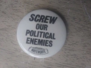Spilla campagna anti Richard Nixon pulsante posteriore watergate vite il nostro nemico politico - Foto 1 di 3