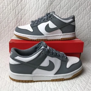 Scarpe Nike Dunk Low (GS) giovani taglia 5,5 anni bianco grigio fumo FV0374-100 - Foto 1 di 12