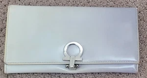 AUTÉNTICA CARTERA LARGA FERRAGAMO GANCINI CHAROL SOLAPA USADA - Imagen 1 de 19