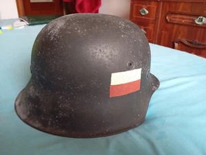 POLISH STAHLHELM M42 ORIGINAL "ARMIA KRAJOWA" WW2 - Imagen 1 de 8