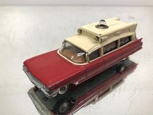 CORGI TOYS 437 CADILLAC SUPERIOR AMBULANCE -RED+CREAM L11.5cm- FAIR - 395 - Picture 1 of 6