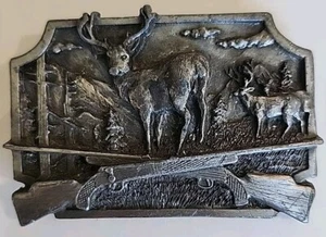 Vintage 1982 Siskiyou Buckle Co., Gürtelschnalle 3D mit Buck und Gewehren  - Bild 1 von 5