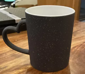 Kaffeebecher schwarz mit Glitzer und Herzhenkel - Bild 1 von 3