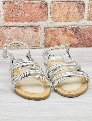Sandalias Stuart Weitzman plateadas para niñas pequeñas con tiras planas hebilla punta abierta Foto 1 de 4