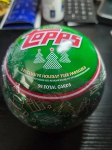 Adorno de béisbol sellado de fábrica Topps Holiday Tin 2024 nuevo 59 tarjetas - Imagen 1 de 3