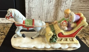 Estatuilla de pareja trineo dibujado por caballos pueblo navideño Lefton Geo Z de colección 06460 - Imagen 1 de 6
