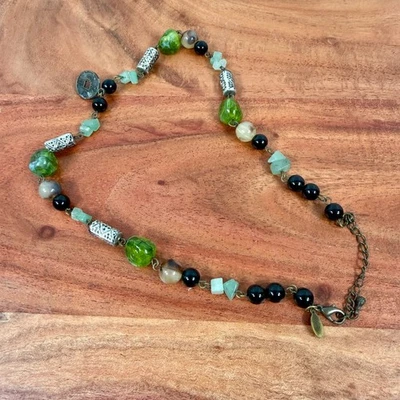 Collar único de cuentas con dije de moneda detalles de piedra verde negra Foto 1 de 4