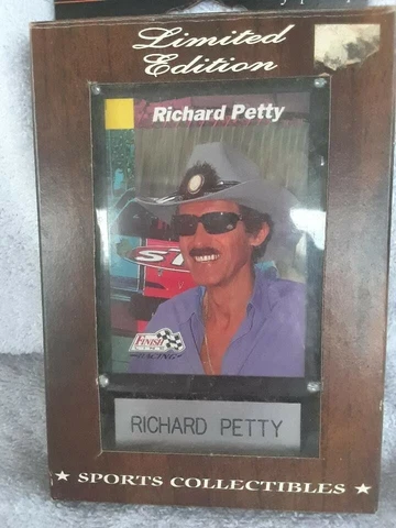 HOF RICHARD PETTY COLLECTABLE CARD IN PLAQUE ( STILL IN PACKAGE ) Cover