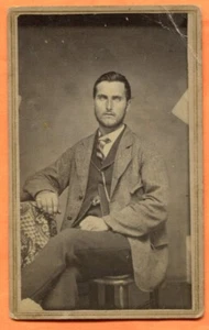 CDV Retrato de un joven sentado, alrededor de la década de 1860 - Imagen 1 de 2