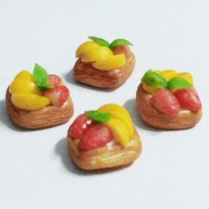 4 Stk. Puppenhaus Miniatur Handarbeit Mini Kuchen Erdbeere Ton Essen Obst 1:12 - Bild 1 von 10