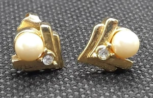 Vintage Avon Stud Earrings Goldtone Pearl Clear Rhinestone V Shape Art Deco - Picture 1 of 4