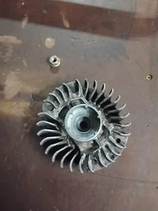 Volano per motosega OE Stihl 044 046 MS440 1128 400 1200 con dado - Foto 1 di 5