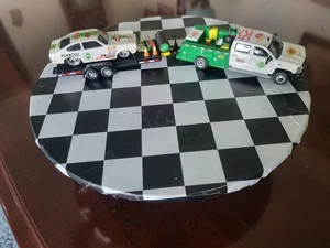 Greenlight 2018 Silverado 3500HD Dually Service Truck & Maisto 71 Chevy Vega Drag - Bild 1 von 20