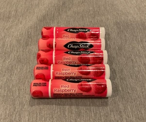 ~ 5 tubi sigillati nuovo Chapstick balsamo labbra lampone rosso 0,15 once ~ - Foto 1 di 1