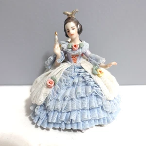 Estatuilla de encaje vintage de porcelana artística de Dresde para mujer con abanico sentada en silla - Imagen 1 de 16