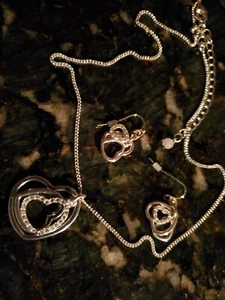 AVON Silberfarben (Cut-Out) "Herzen"/Strass Halskette und Ohrring Set!! - Bild 1 von 1