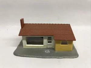 Model Power 1587 N Scale Suburban Ranch House Building - Picture 1 of 10