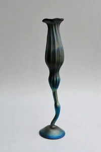 Jarrón con forma de flor azul iridiscente de Saúl Alcaraz. Vidrio soplado - Imagen 1 de 3