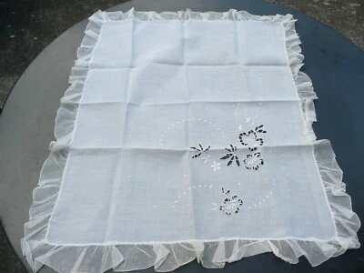 napperon ancien  à décors brodé de fleurs entourage volant tulle - Photo 1/4