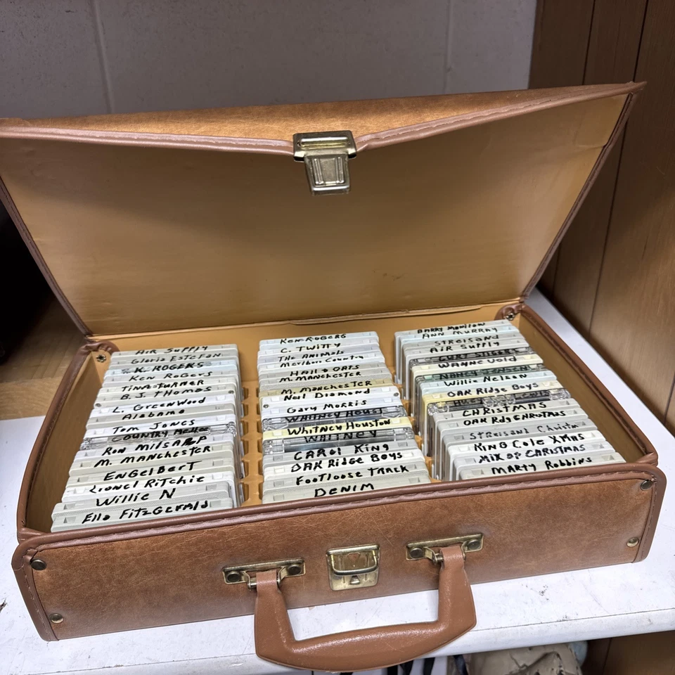 VTG Carrying Case Mixed Lot 48 Classic Rock Country Popular Music Cassette Tapes Foto 1 de 4