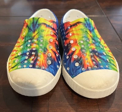 Tênis NATIVE Jefferson Tie Dye arco-íris impermeável unissex tamanho 6C - Imagem 1 de 4