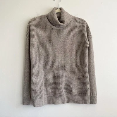 Suéter Theory Aldanta Waffle Rib Cashmere Pequeño Cuello Tortuga Tostado Crema Minimalista Foto 1 de 4