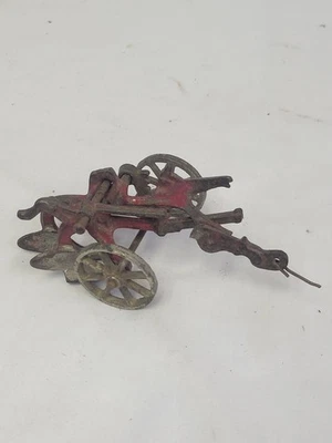 Antiguo implemento de granja de arado McCormick Deering de hierro fundido arcade de 2 fondos Foto 1 de 4