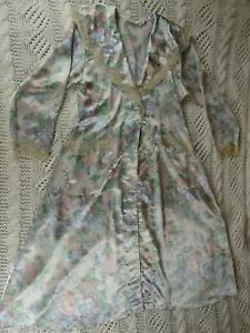 Victoria's Secret Gold Label Loungewear Wickel-Morgenmantel mit Blumenspitze - Bild 1 von 18