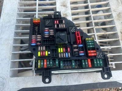 CAIXA DE JUNÇÃO RELÉ CAIXA DE FUSÍVEIS INTERIOR MONTADA NO PORTA-MALAS BMW 550I 650I 750I 550I GT FABRICANTE DE EQUIPAMENTO ORIGINAL - Imagem 1 de 3