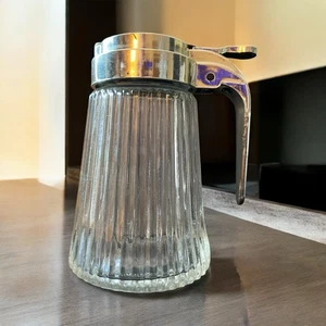 Vintage 6 oz Pichet à sirop en verre pressé - Couvercle à ressort en métal style salle à manger - Photo 1/5