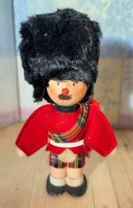 Bambola Beefeater vintage miniatura figura in feltro, made in Great Britain 5" - Foto 1 di 5