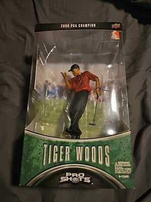 Figura con tarjeta Tiger Woods 2000 PGA Champion (camisa roja) Upper Deck Pro Shots Foto 1 de 4