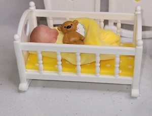 Zuru 5 Surprise My Mini Baby - Yellow Cradle with Baby and Teddy Bear - Picture 1 of 4