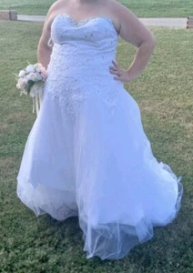 Wunderschönes Brautkleid Mit Schleppe In Weiß - Bild 1 von 3