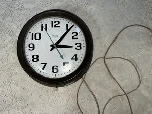Vintage Timex 10" Kunststoff Wanduhr Modell 2008B Schulhaus Industrie MCM - Bild 1 von 7