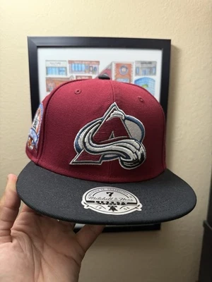 Sombrero exclusivo de Hatclub NHL Colorado Avalanche, Mitchell &Ness, talla 7, sin existencias Foto 1 de 4