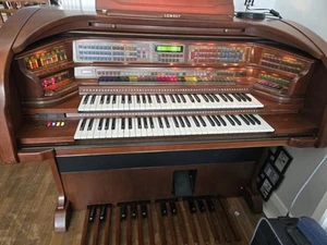 Lowrey Organ MAJESTY because I need space, everything works, with stool - Picture 1 of 7