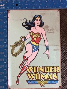 Insegna in metallo di latta Heroic Wonder Women DC Comics NUOVA Super Hero USA Warner Brothers - Foto 1 di 1
