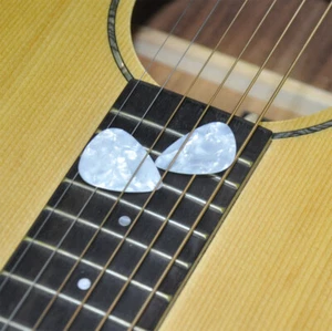 100 pz Medium 0,71 mm Scelte per Chitarra Vuote Plectrums Perla Celluloide Bianco - Foto 1 di 5