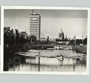 River Liffey fluye a través de Dublín, Irlanda con nuevo Liberty Hall detrás de 1965 foto pr - Imagen 1 de 2