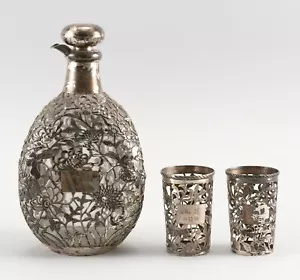 A104 CINESE EXPORT ARGENTO STERLING SOVRAPPOSIZIONE WHISKY DECANTER & DUE TUMBLER LINER - Foto 1 di 12