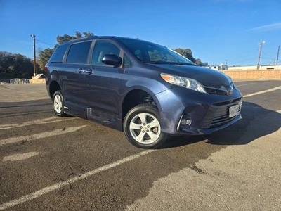2019 Toyota Sienna XLE - Изображение 1 из 4