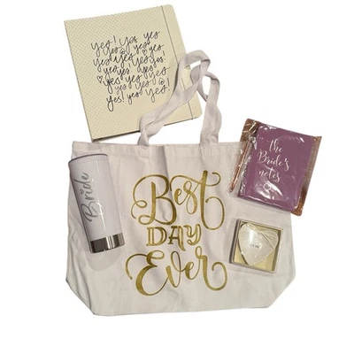 Accesorios nupciales para planificar una boda incluyendo bolso de mano Foto 1 de 3