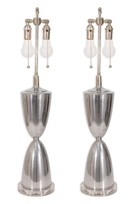 Par de lámparas de mesa modernas de aluminio pulido de mediados de siglo sobre bases Lucite Foto 1 de 4