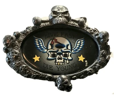 CINTURÓN HEBILLA DE CALAVERA Y HUESOS CRUZADOS JOVEN FAST DIE VIVO arte tatuaje imagen firmada de colección. Foto 1 de 4